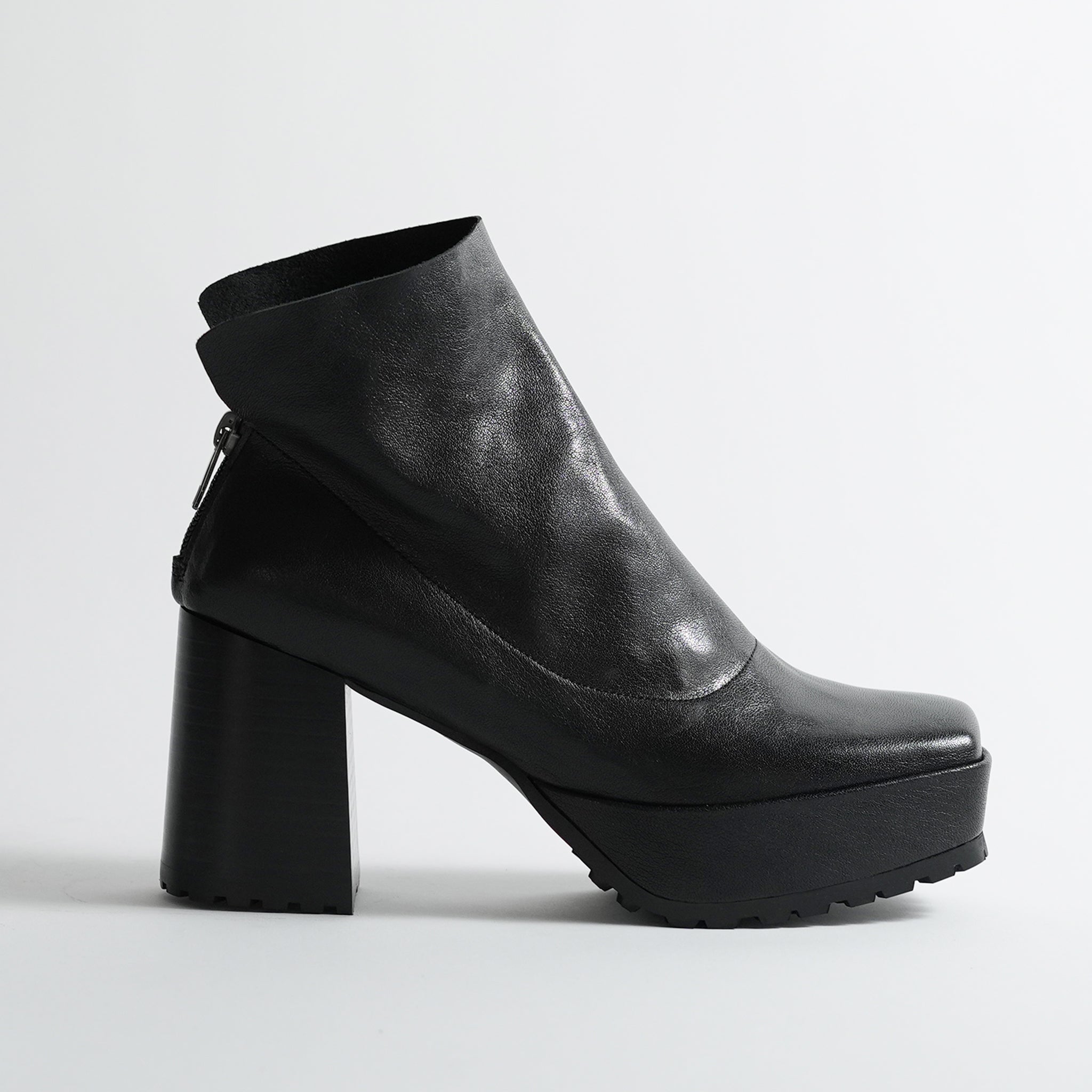 547089 Volume sole, single piece leather boots