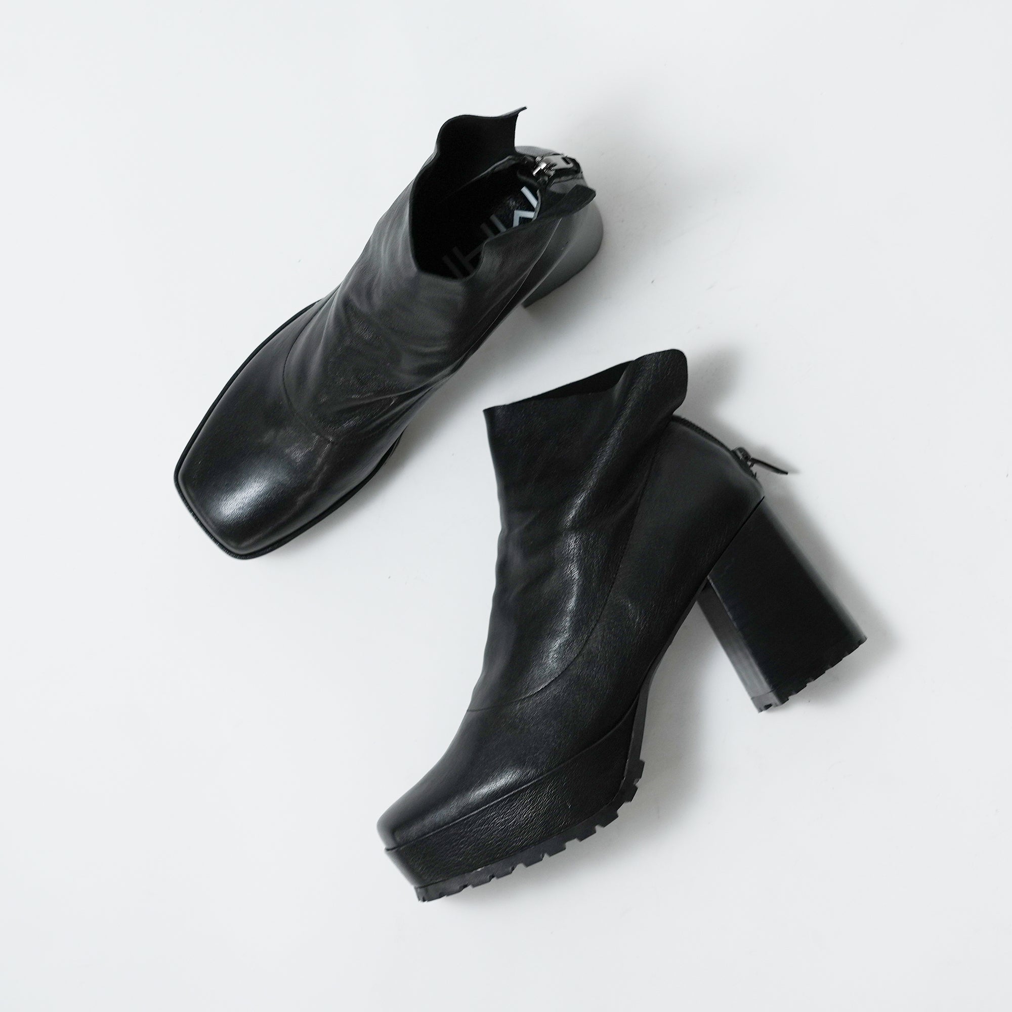 547089 Volume sole, single piece leather boots