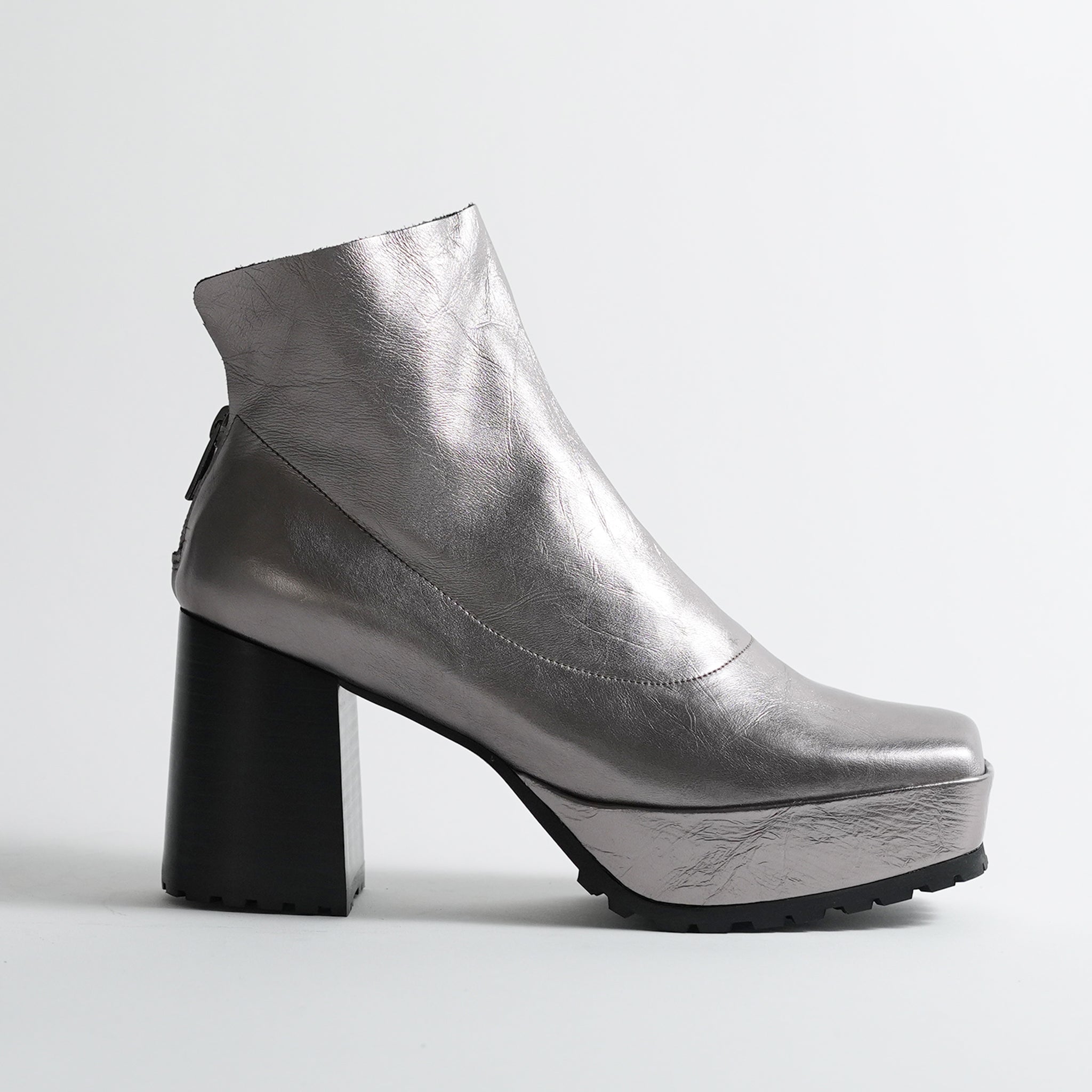 547089 Volume sole, single piece leather boots