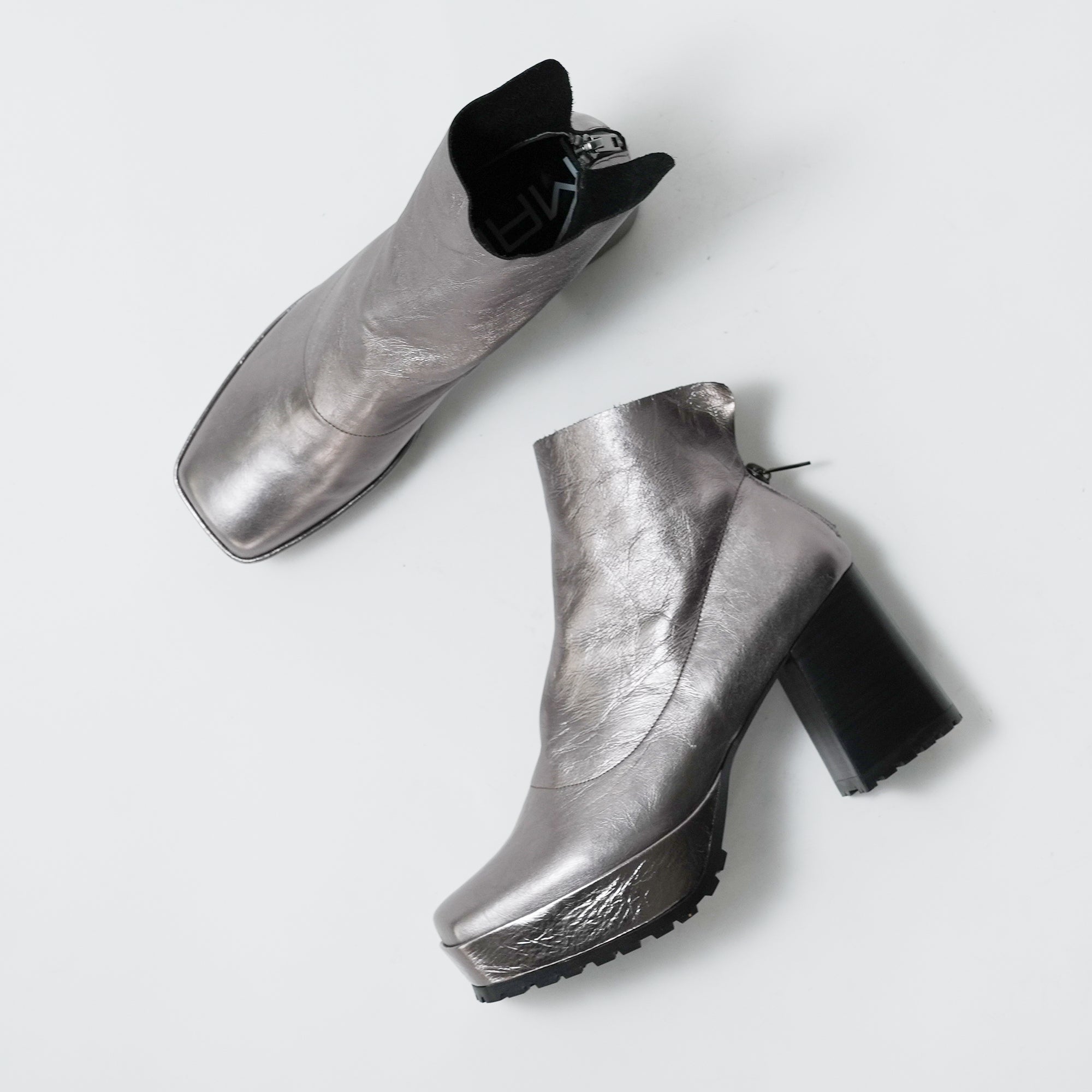 547089 Volume sole, single piece leather boots