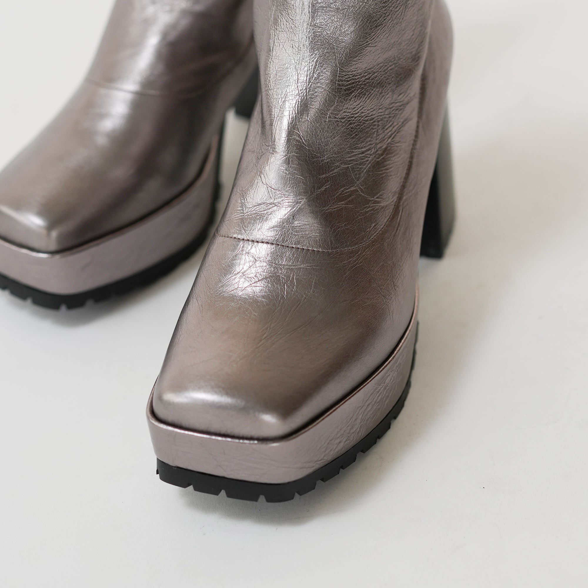 547089 Volume sole, single piece leather boots