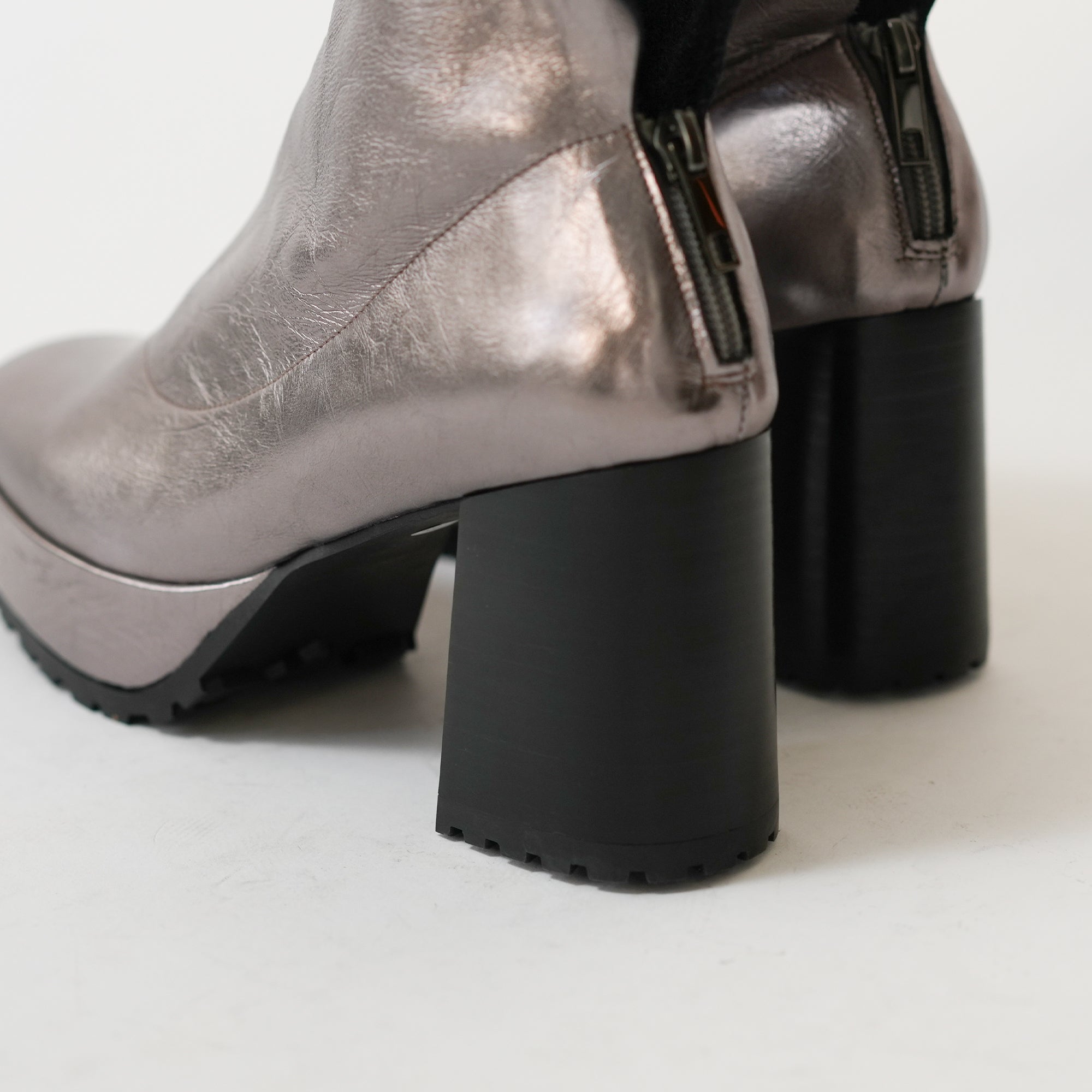 547089 Volume sole, single piece leather boots