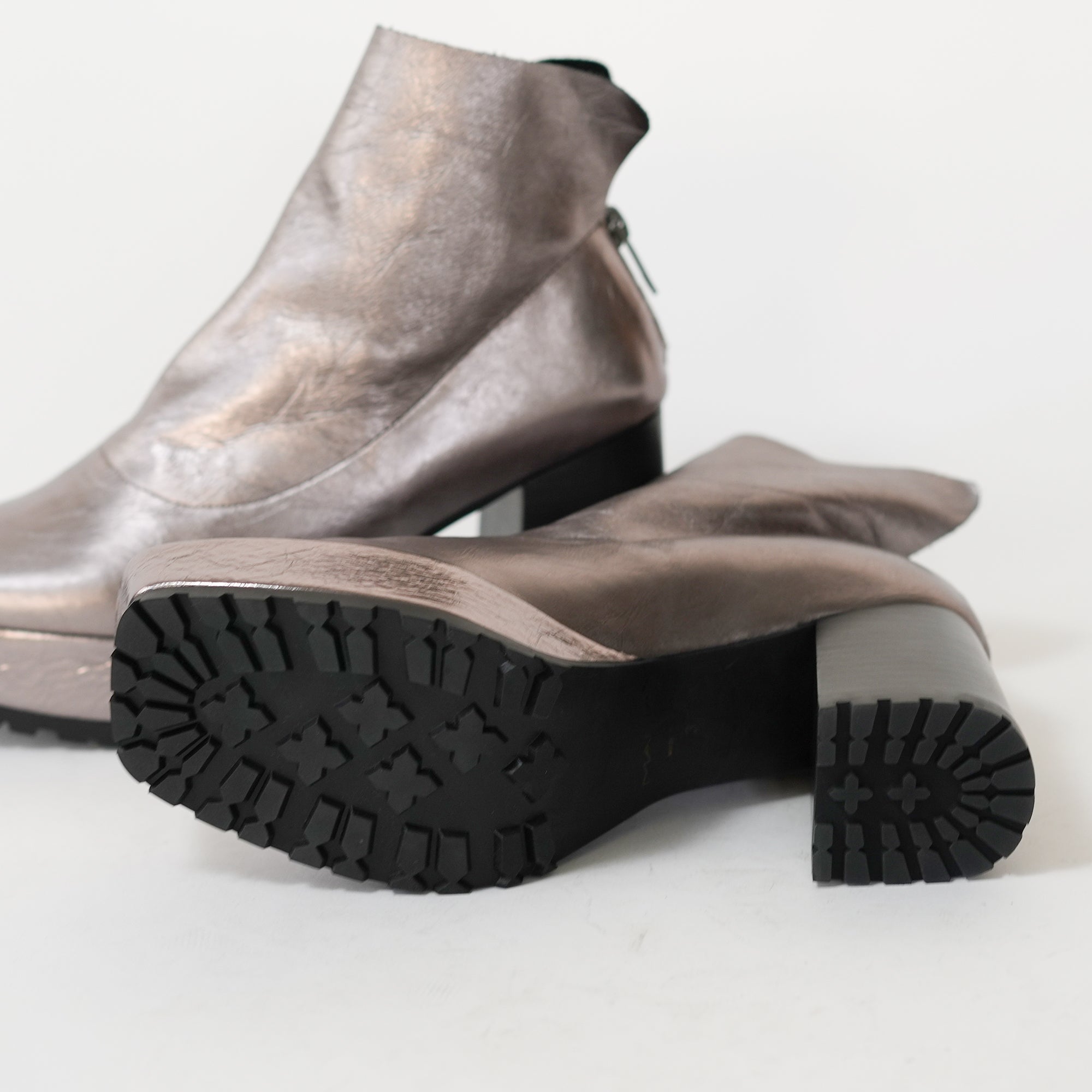 547089 Volume sole, single piece leather boots