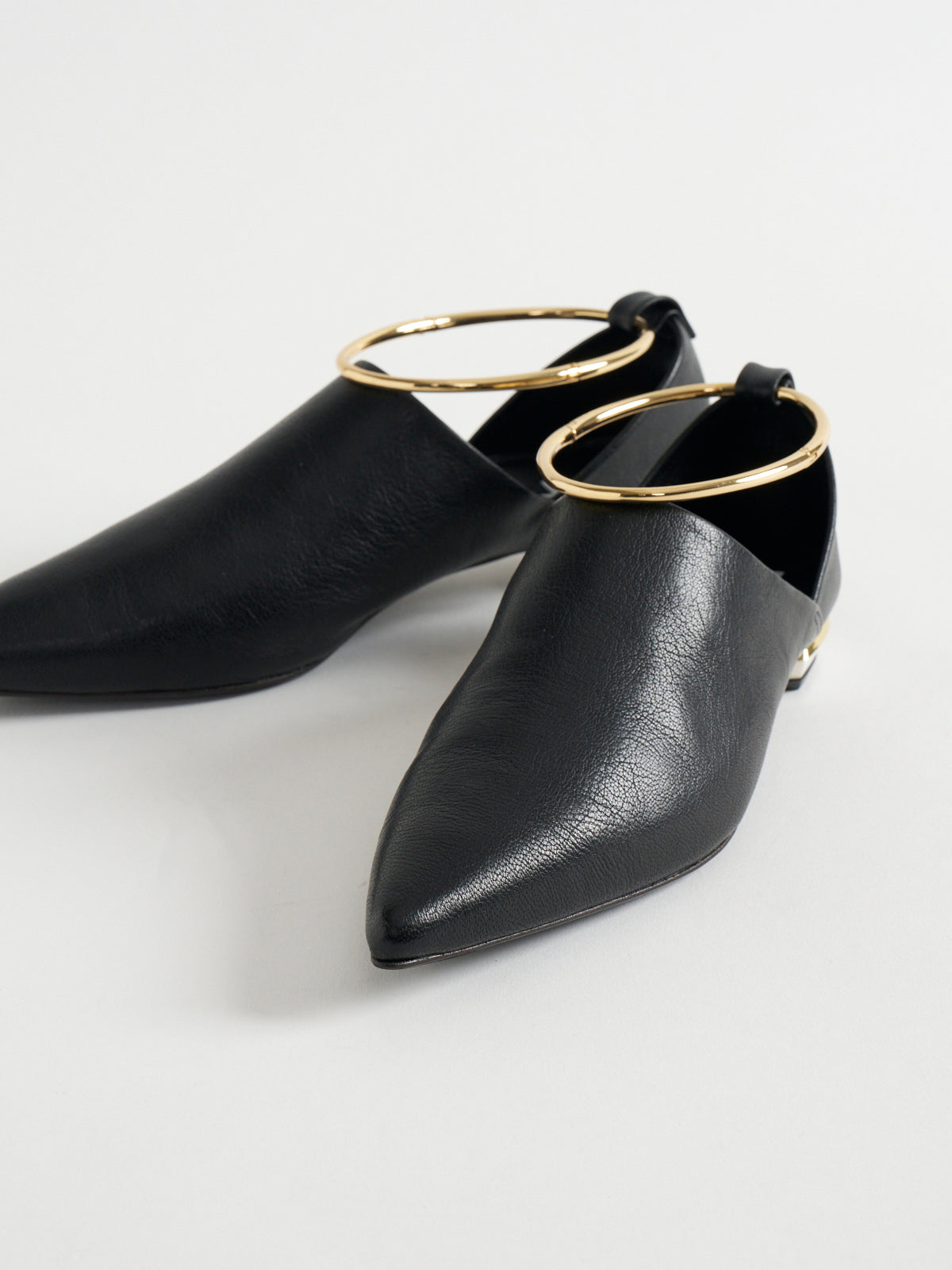 561001 アンクルリングパンプス