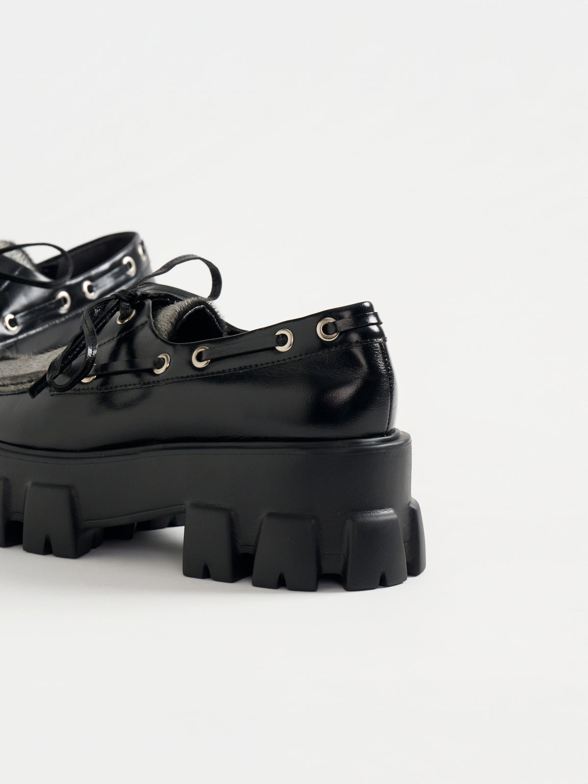 561010 エアリーソールレースアップシューズ