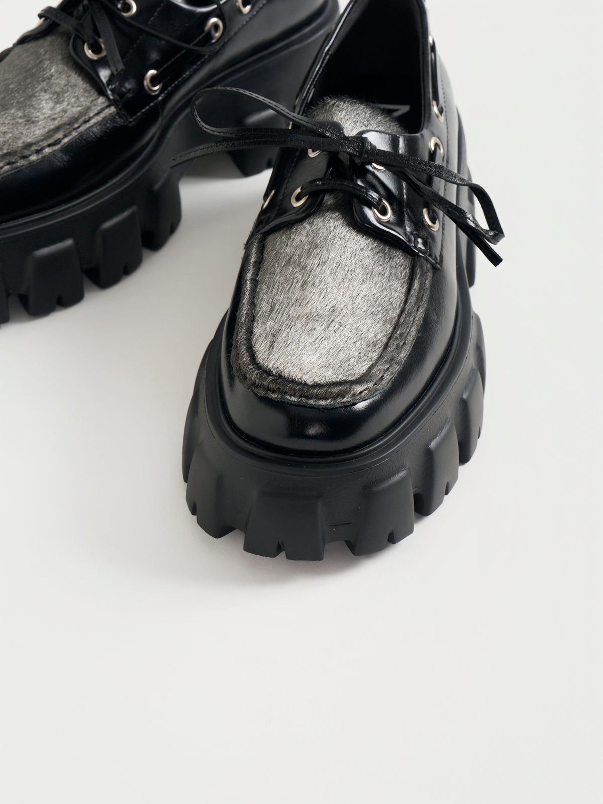 561010 エアリーソールレースアップシューズ