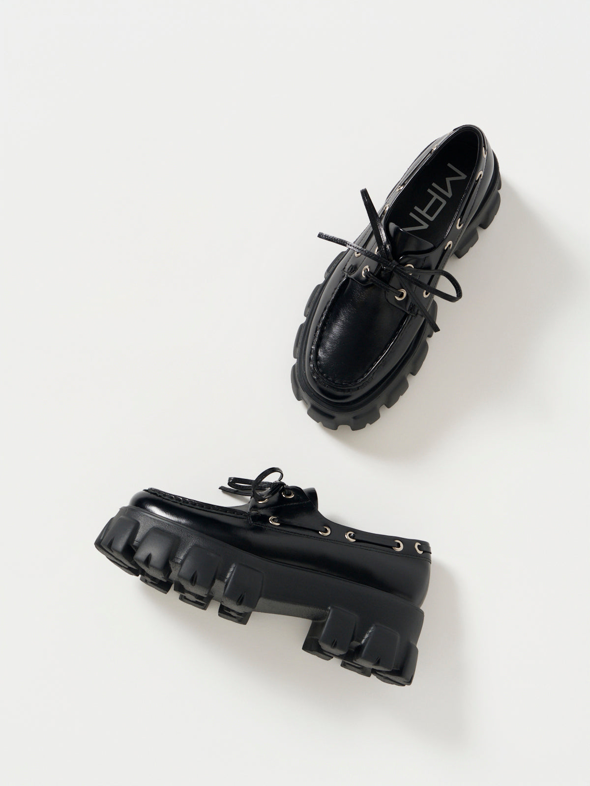 561010 エアリーソールレースアップシューズ