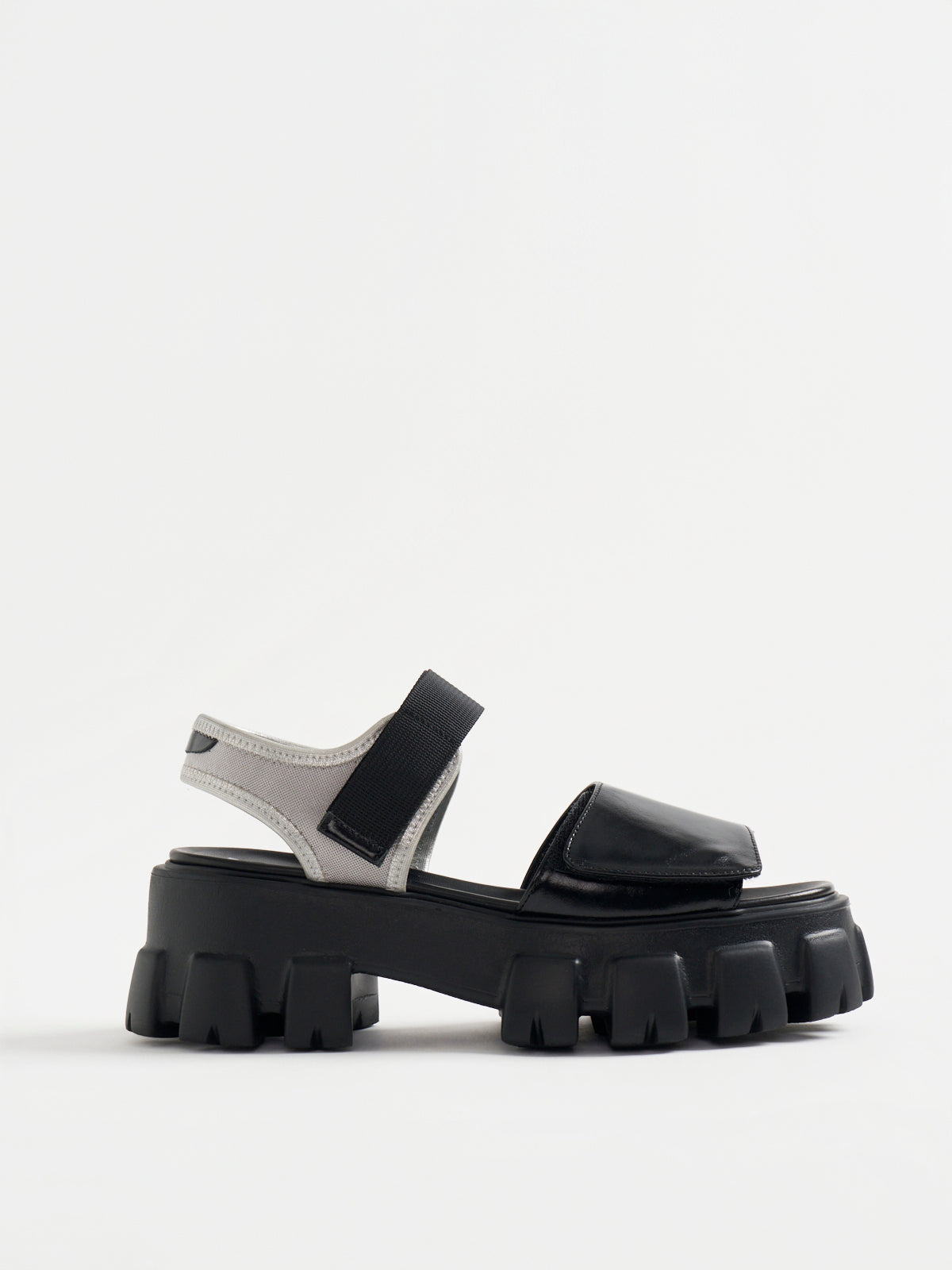 562195 エアリーソールスポーツサンダル