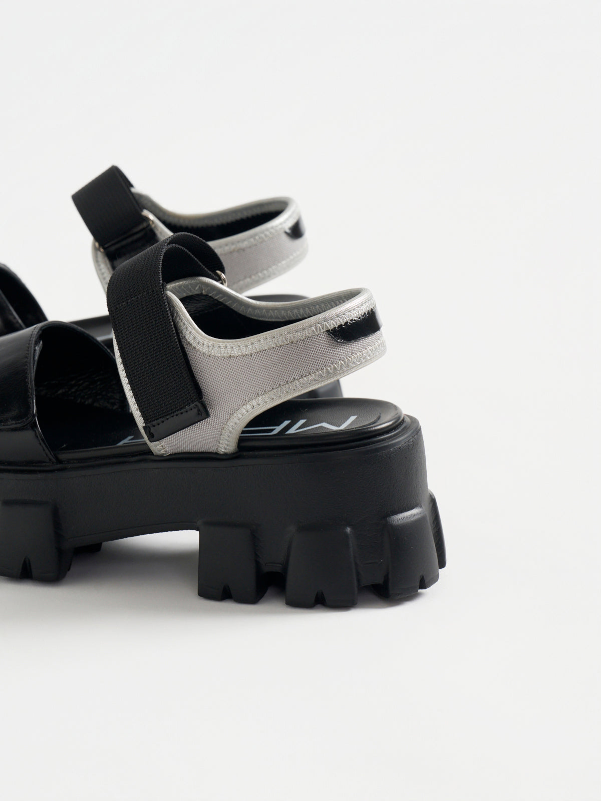 562195 エアリーソールスポーツサンダル