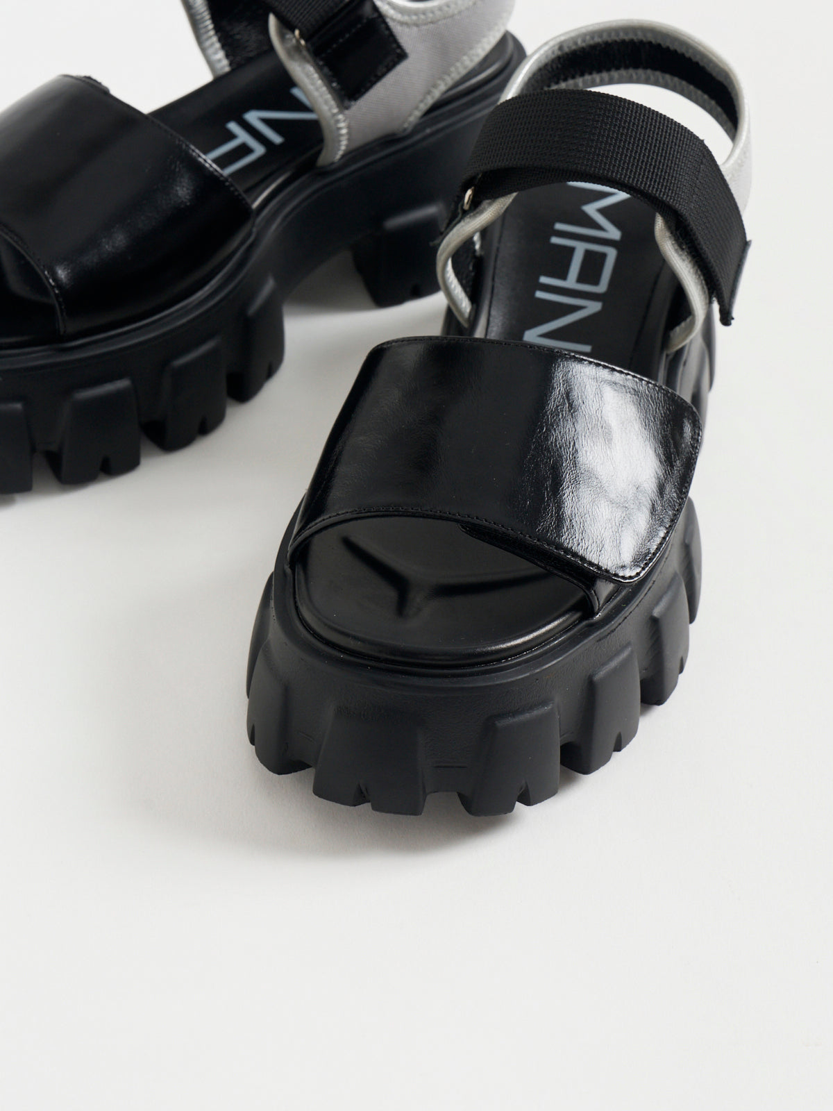 562195 エアリーソールスポーツサンダル