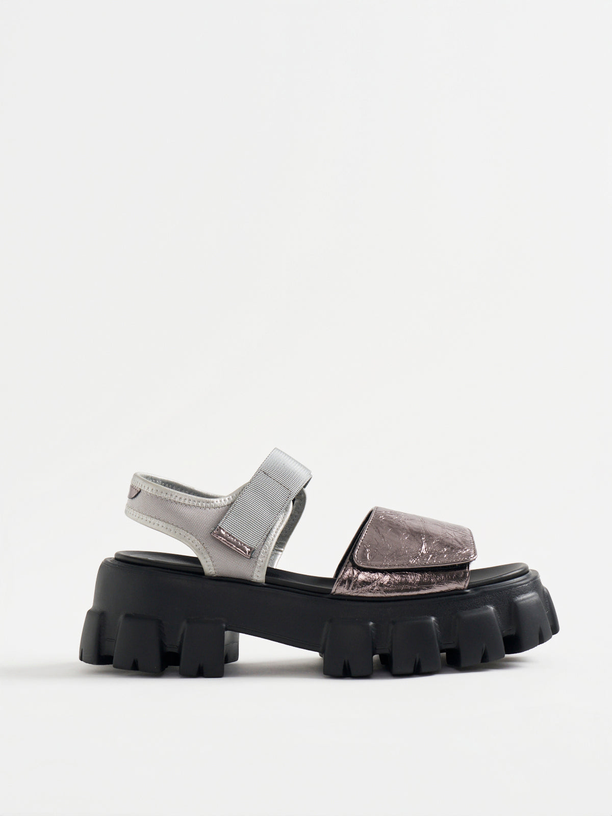 562195 エアリーソールスポーツサンダル