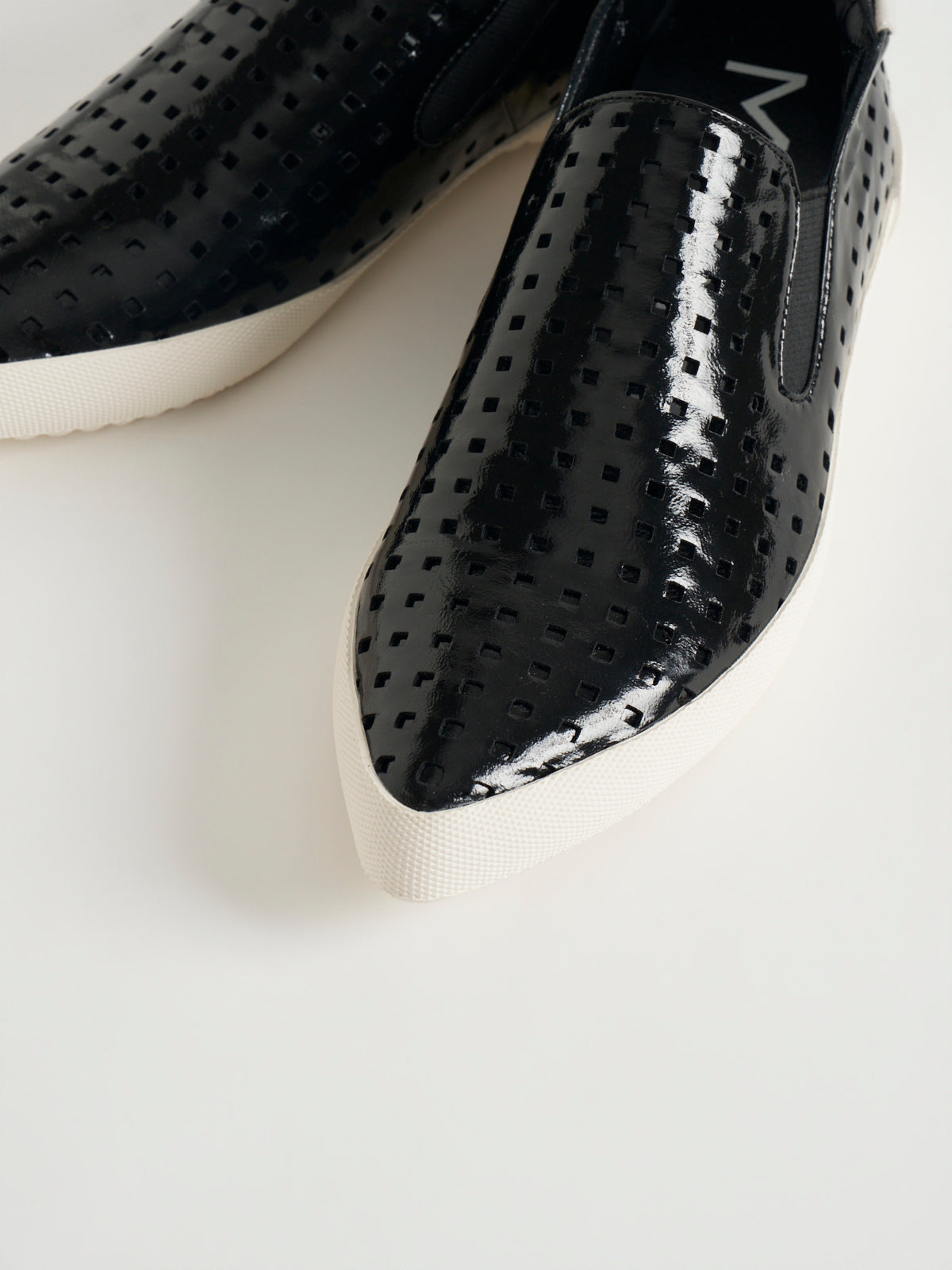 556013 Punching sneakers