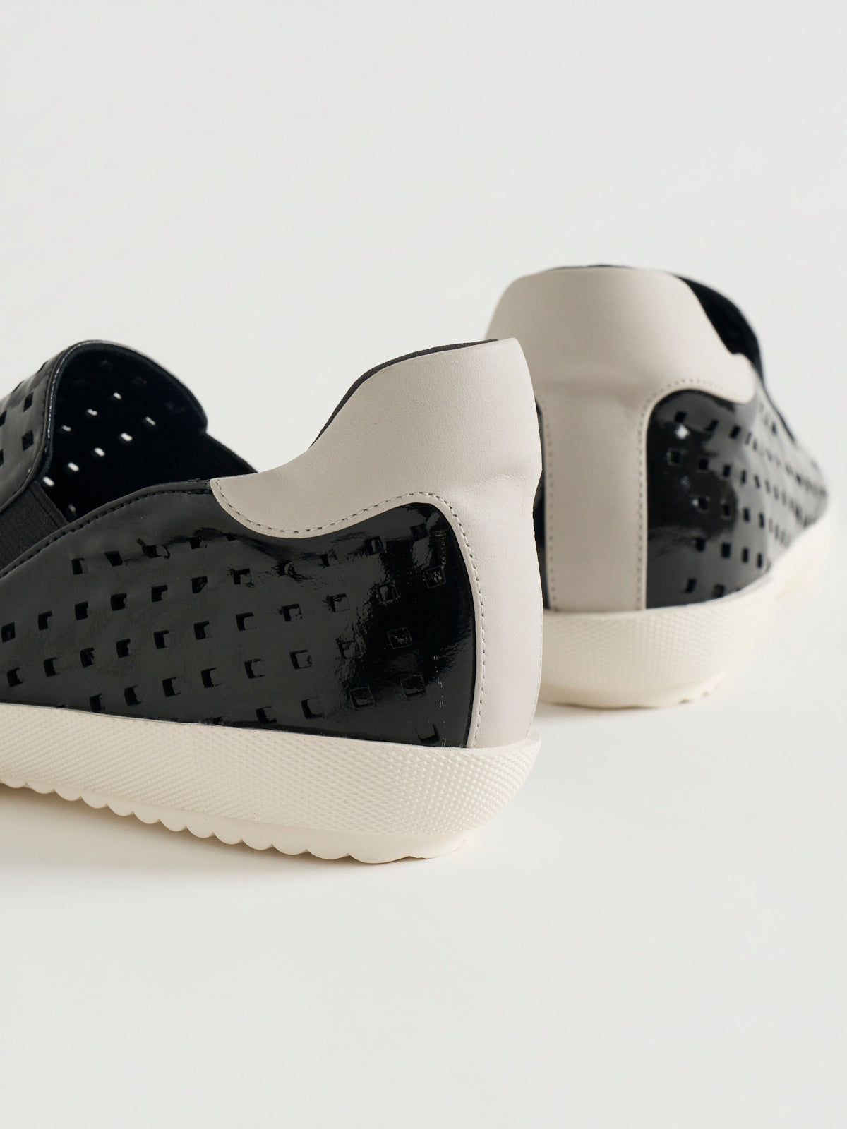 556013 Punching sneakers