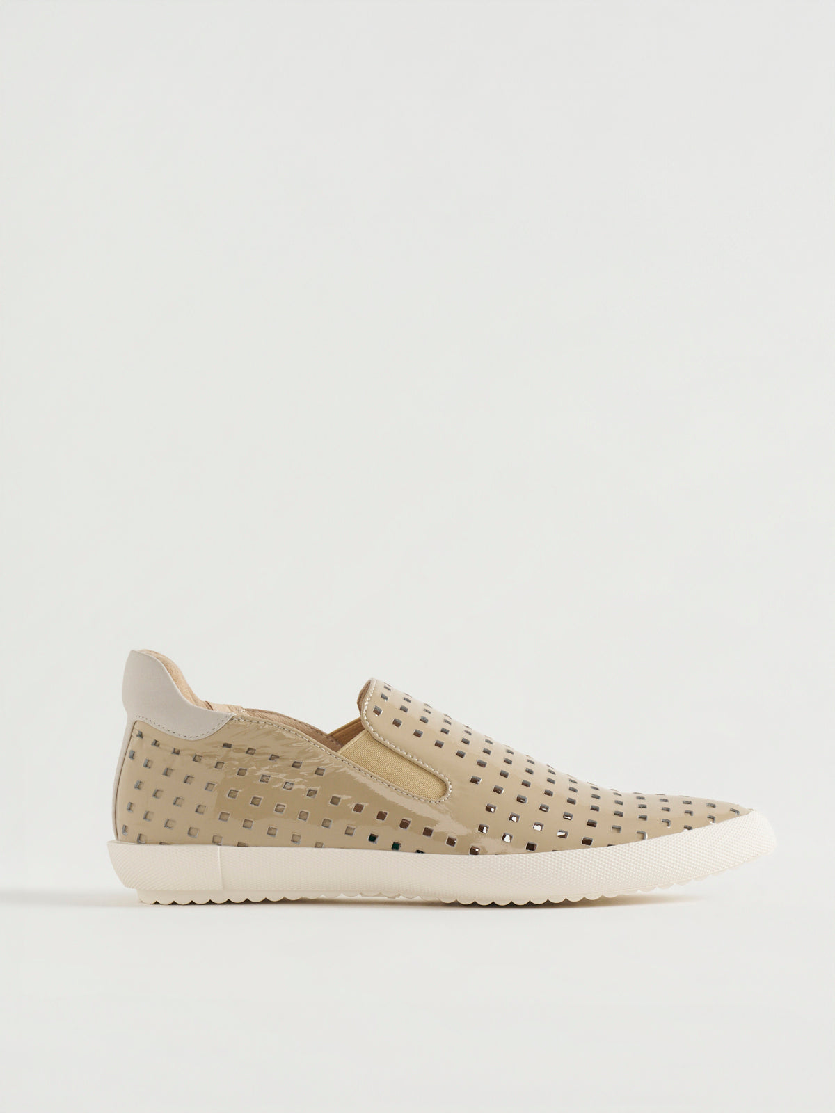 556013 Punching sneakers