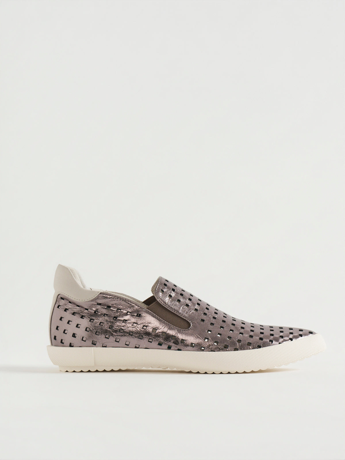 556013 Punching sneakers