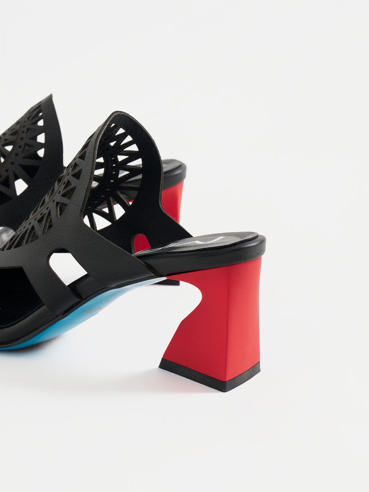 572067 レーザーカットサンダル