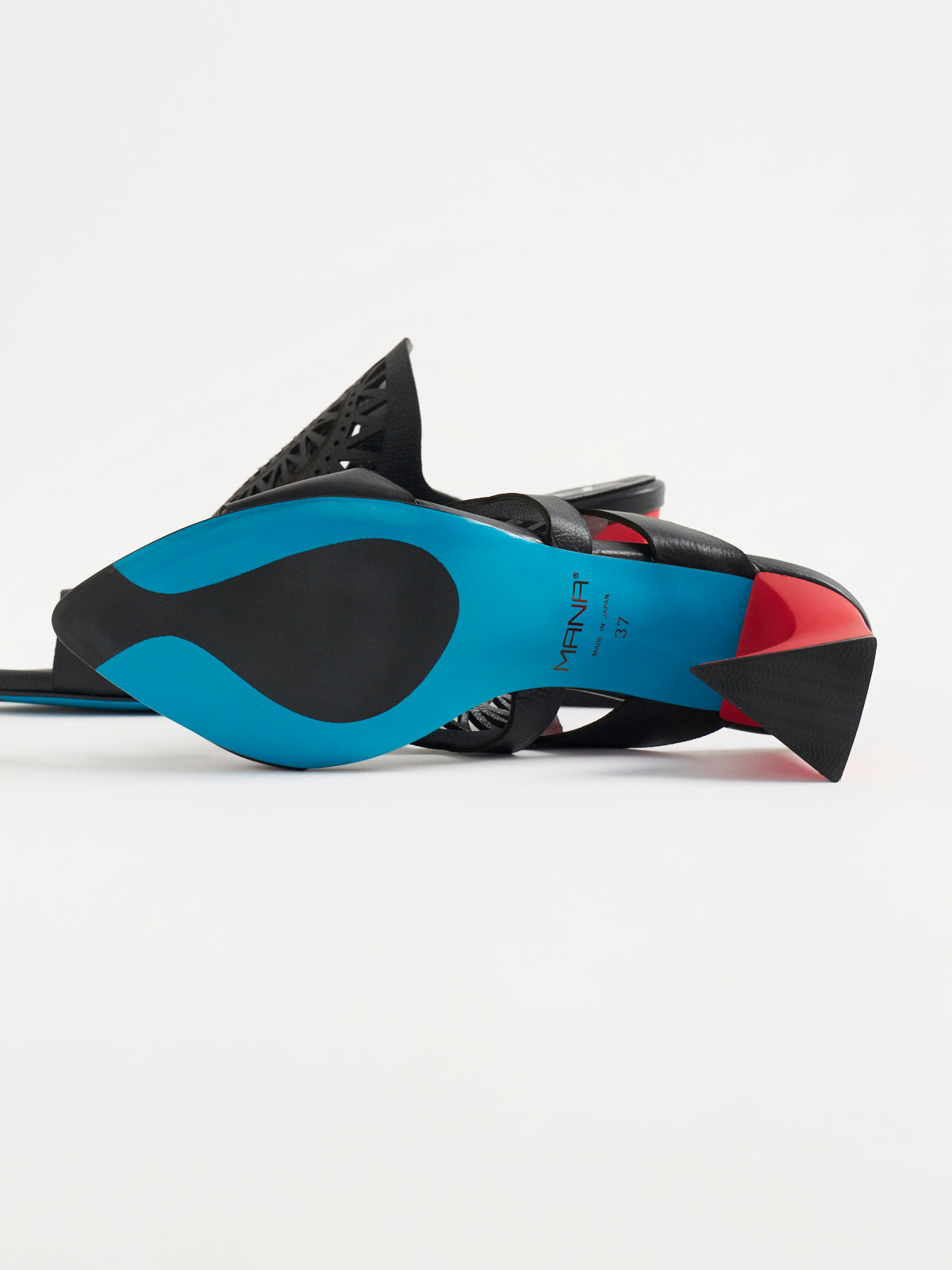 572067 レーザーカットサンダル