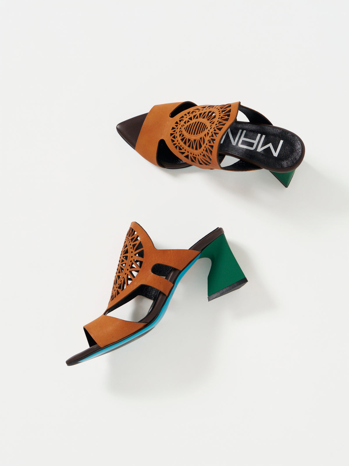 572067 レーザーカットサンダル