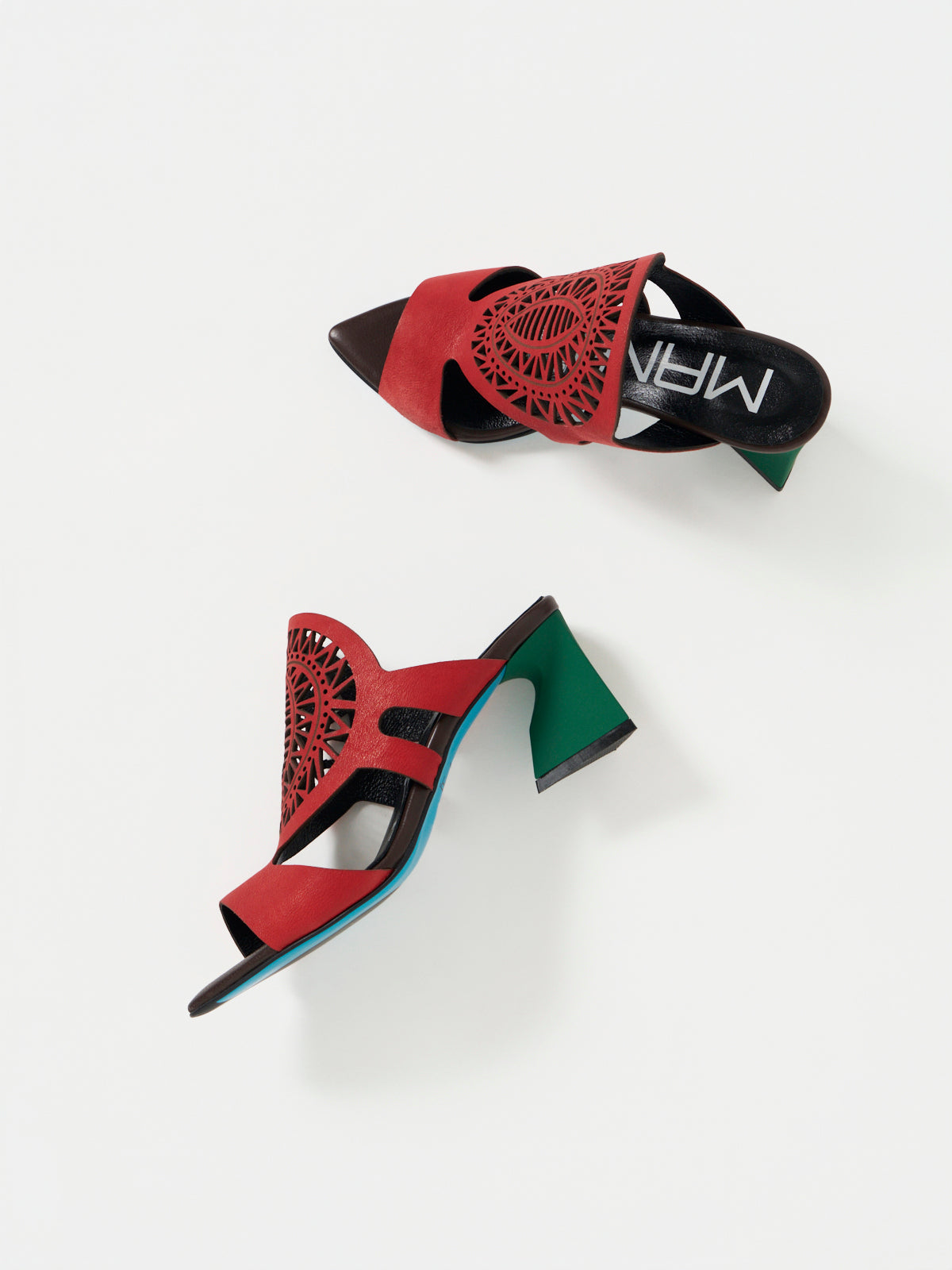 572067 レーザーカットサンダル