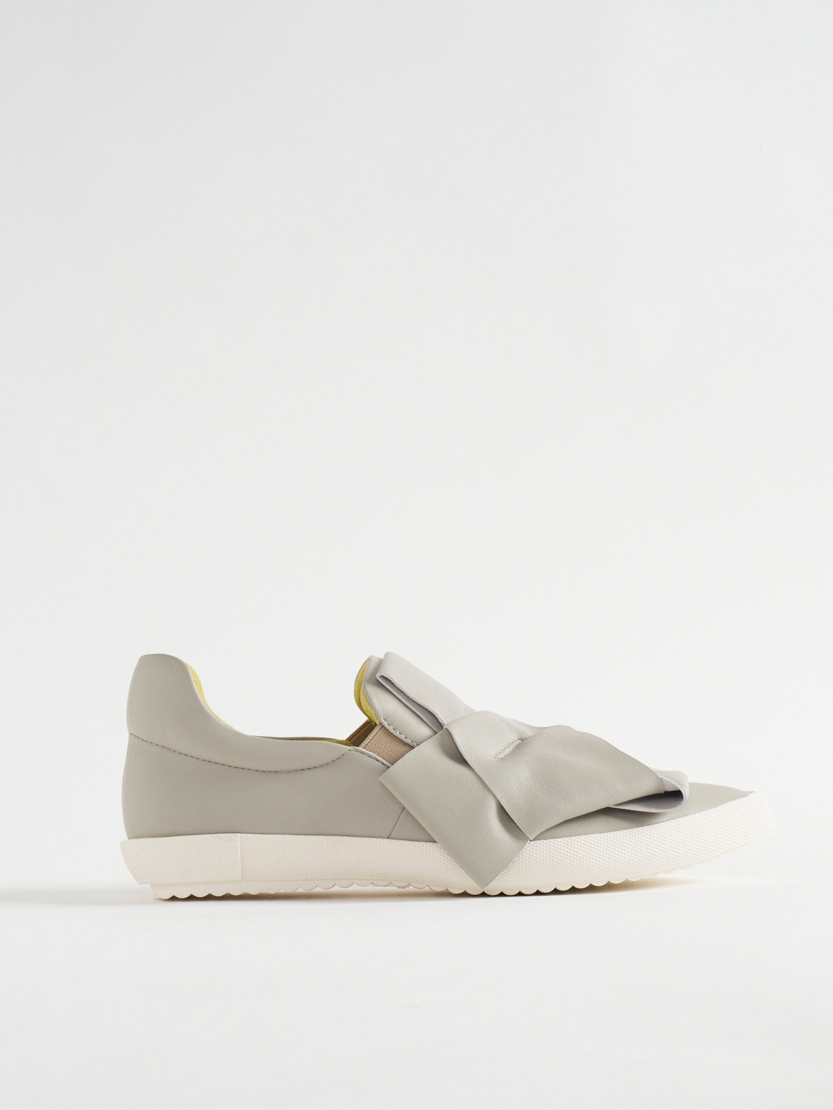 586040 リボンスニーカー