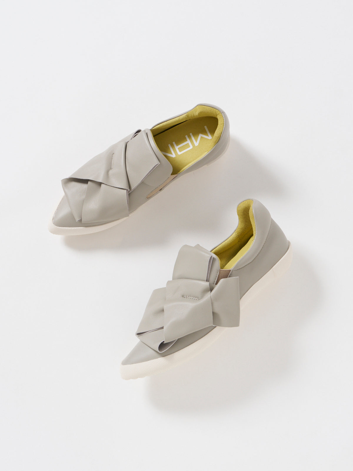 586040 リボンスニーカー