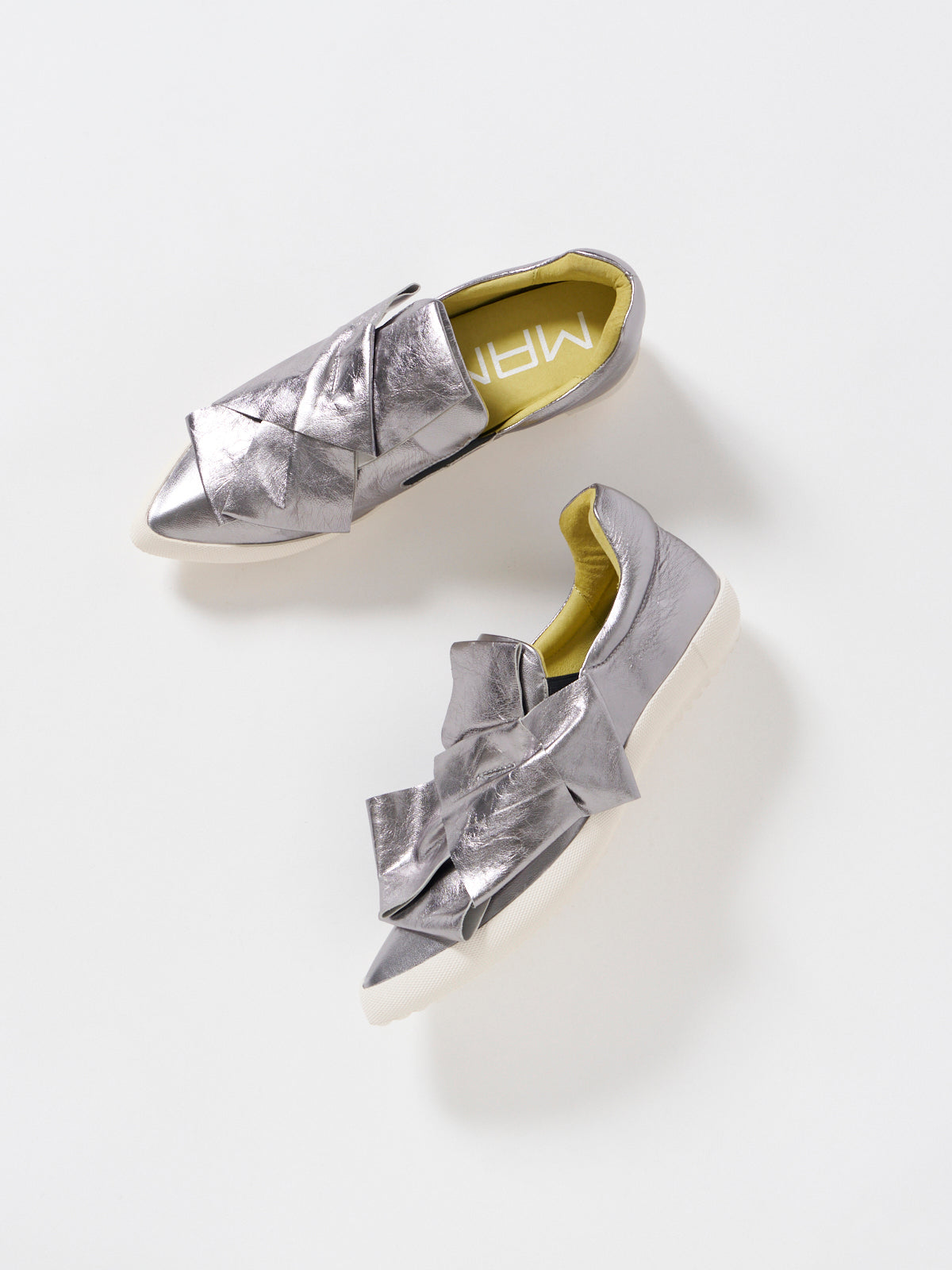 586040 リボンスニーカー