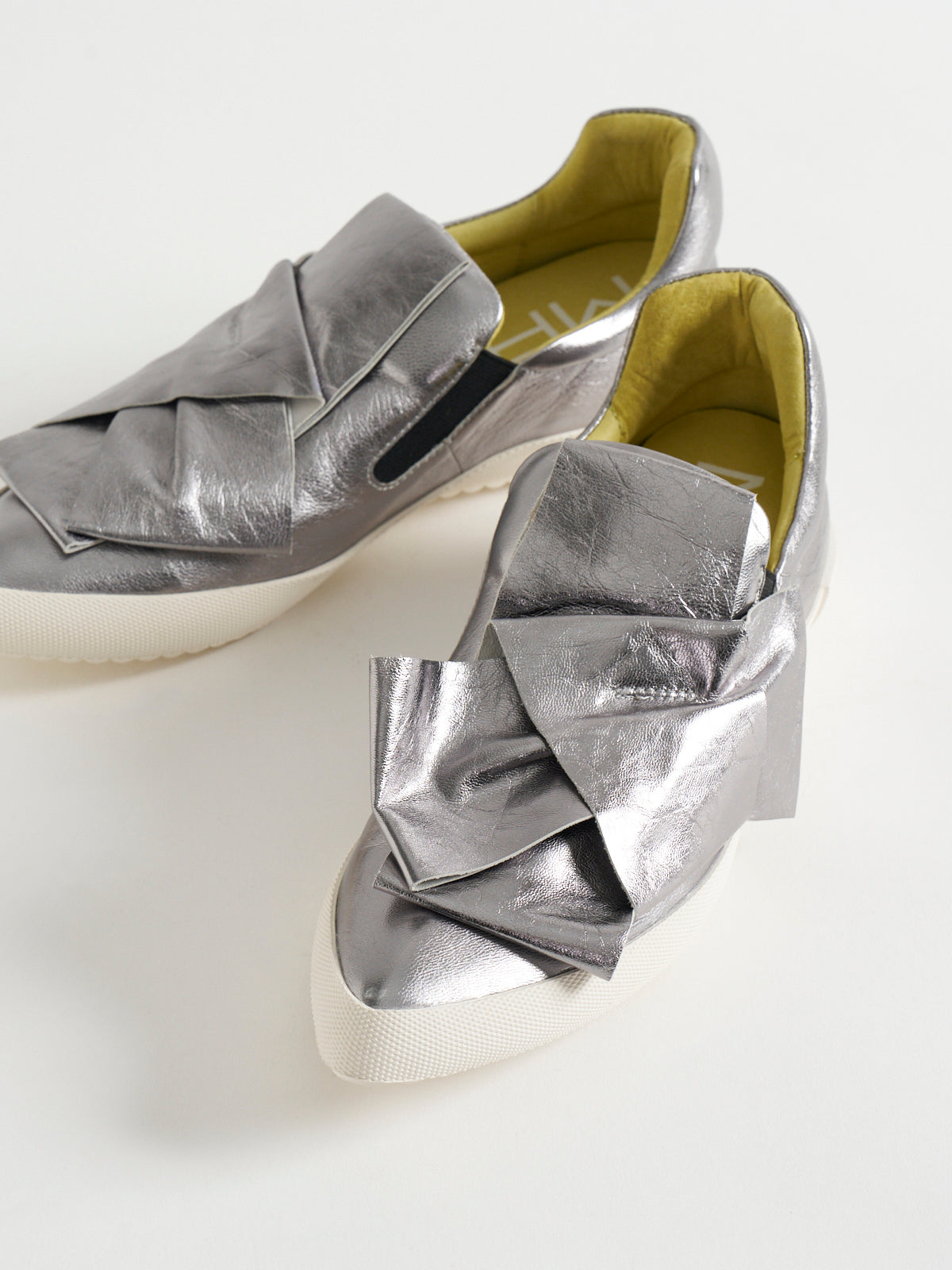 586040 リボンスニーカー