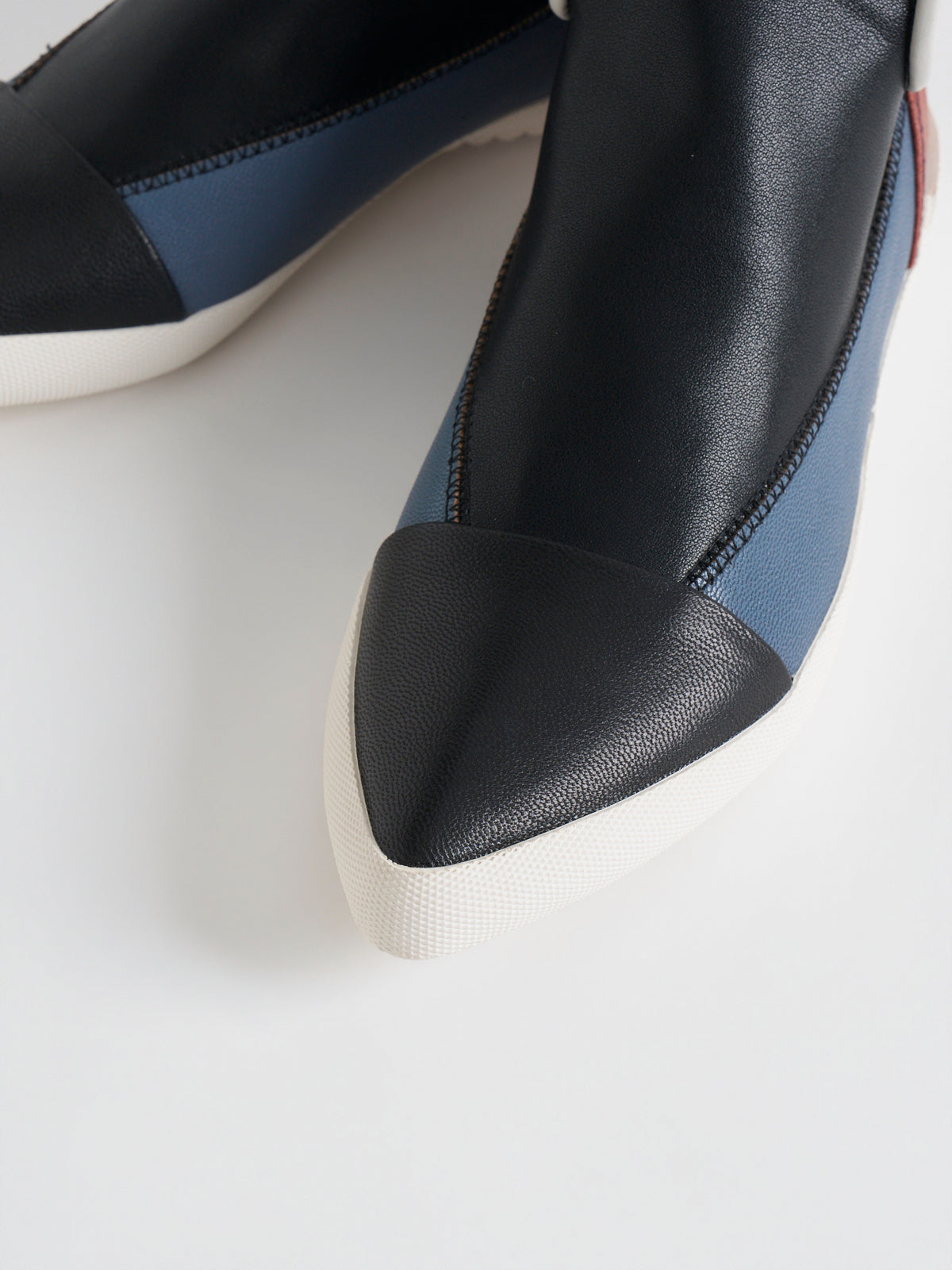 586048 Stretch sneakers