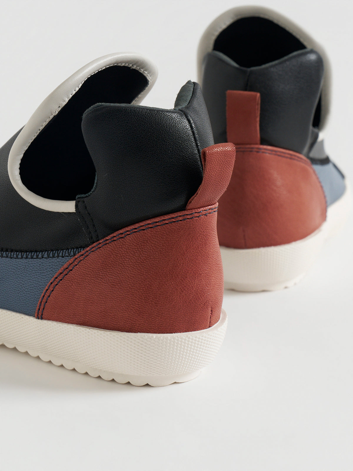 586048 Stretch sneakers