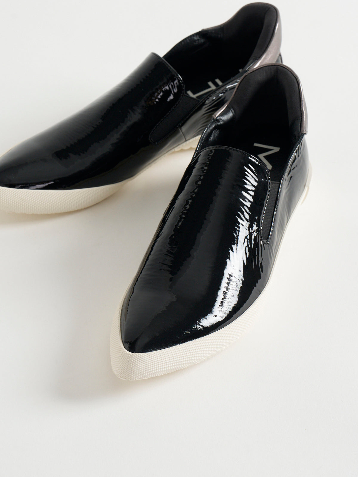 596022 Pointed sneakers