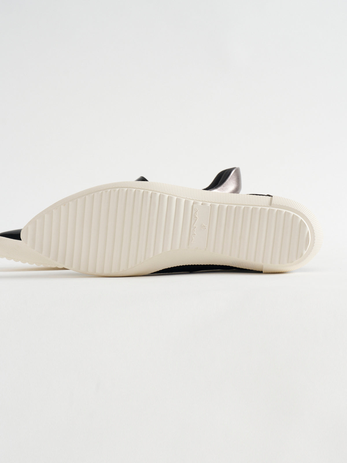 596022 Pointed sneakers