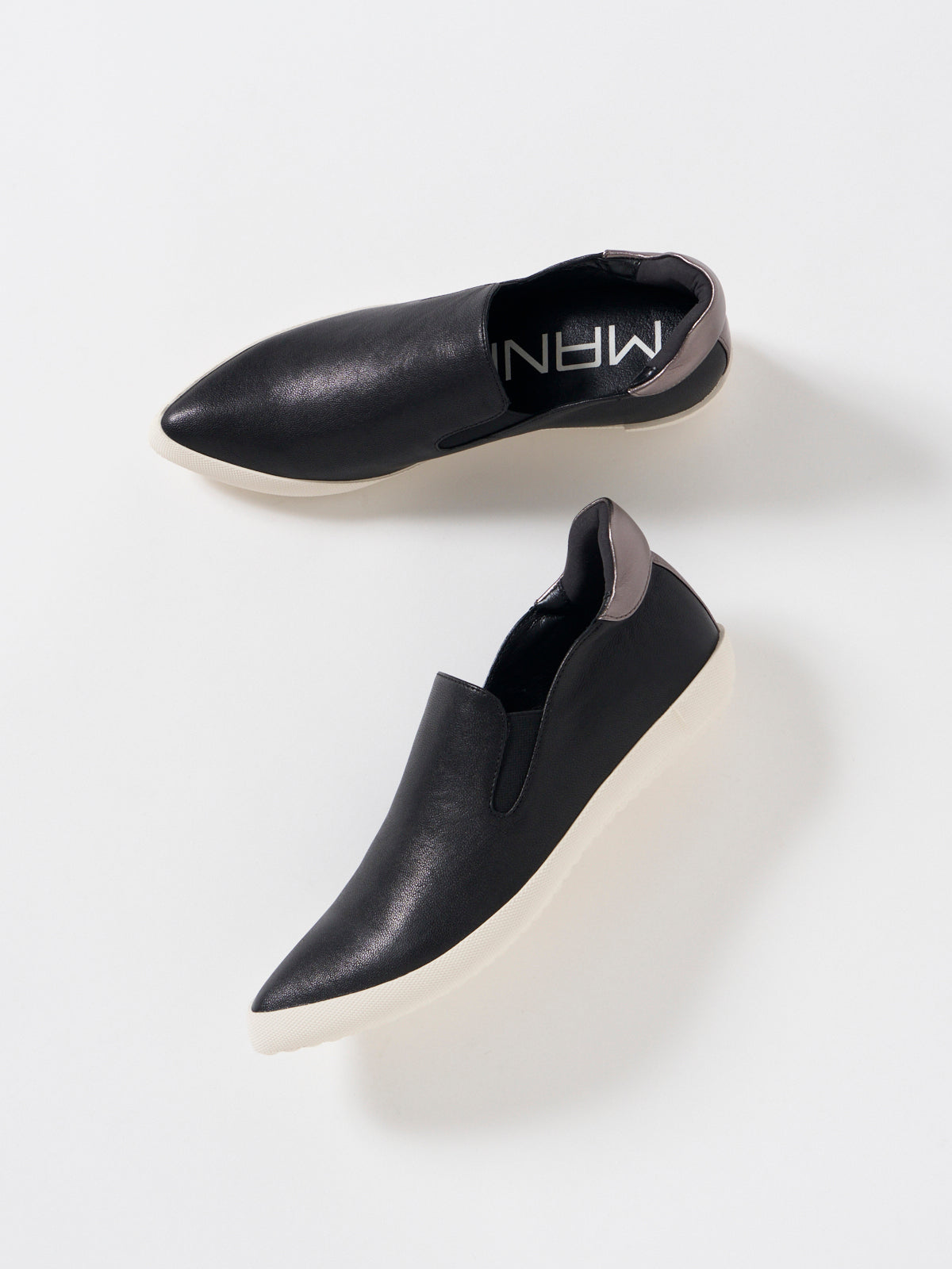 596022 Pointed sneakers