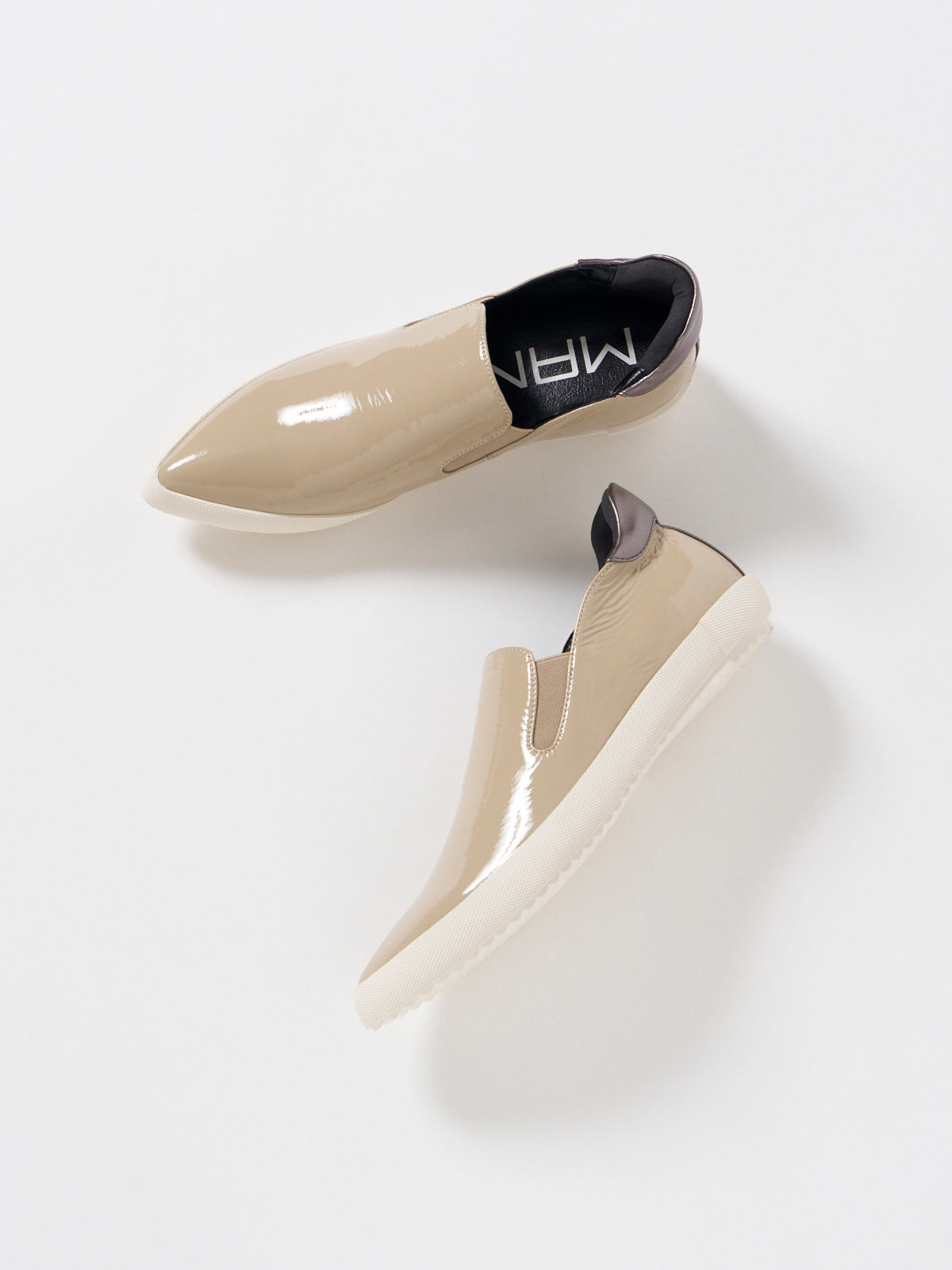 596022 Pointed sneakers