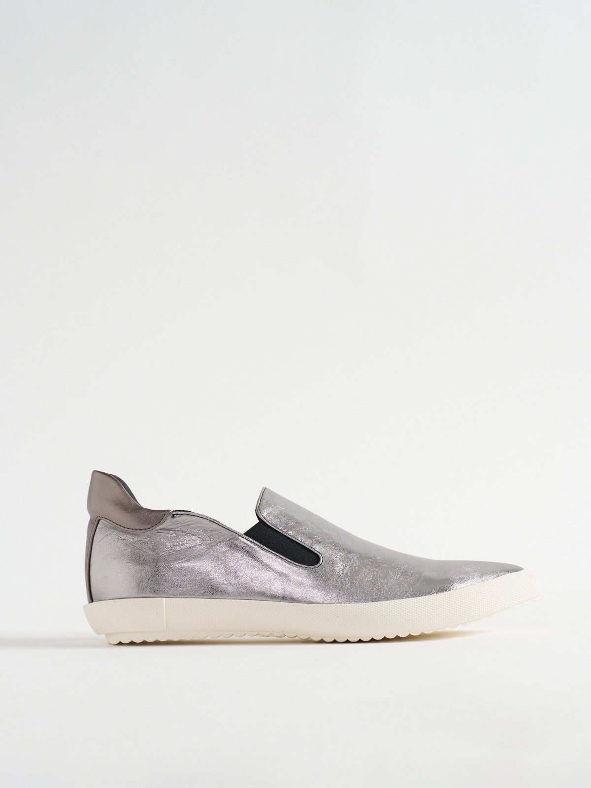 596022 Pointed sneakers