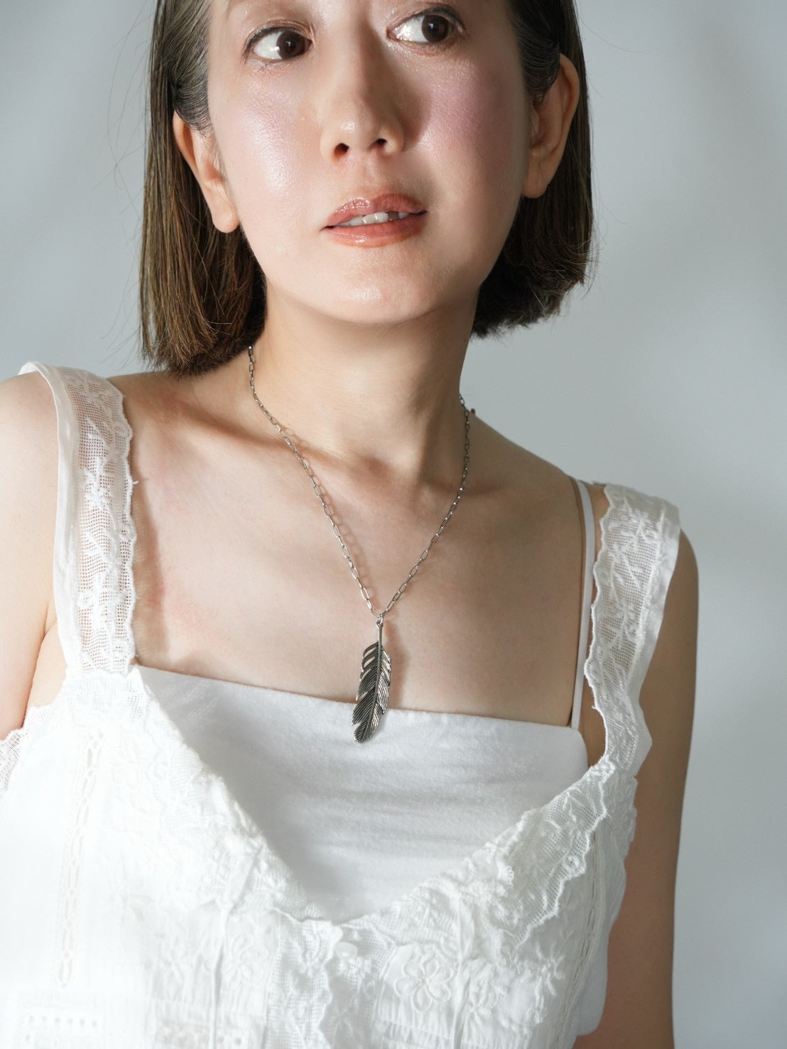 560241 feather necklace