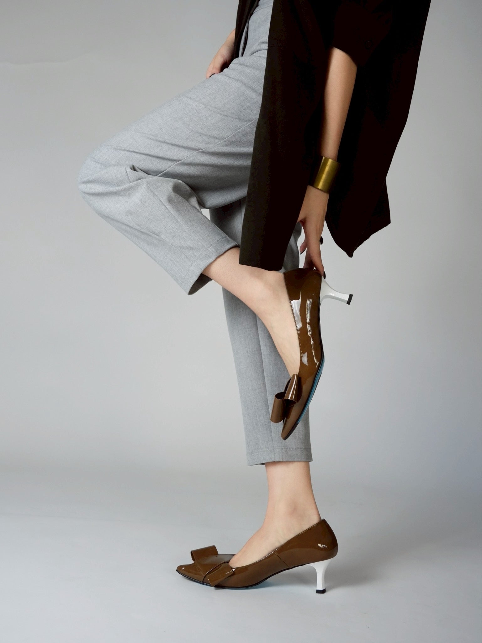 541177 Ribbon motif pumps