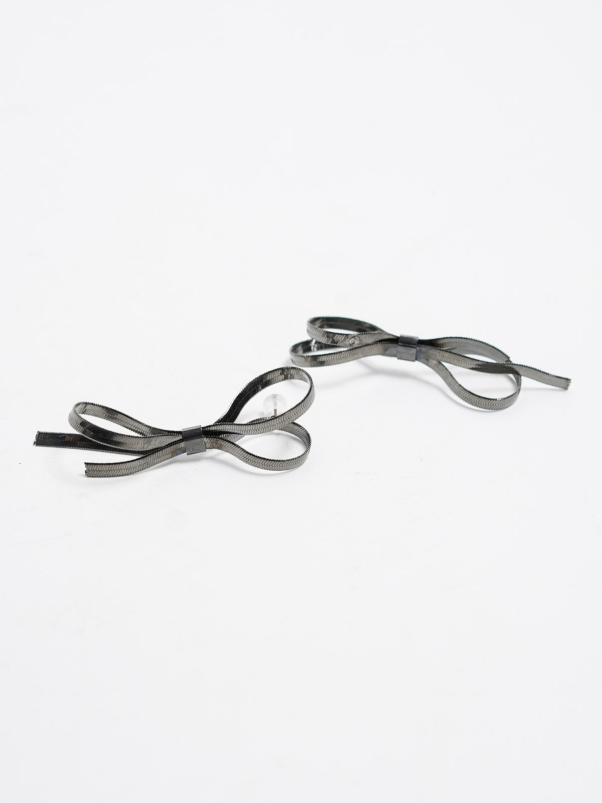 550286 metal ribbon earrings