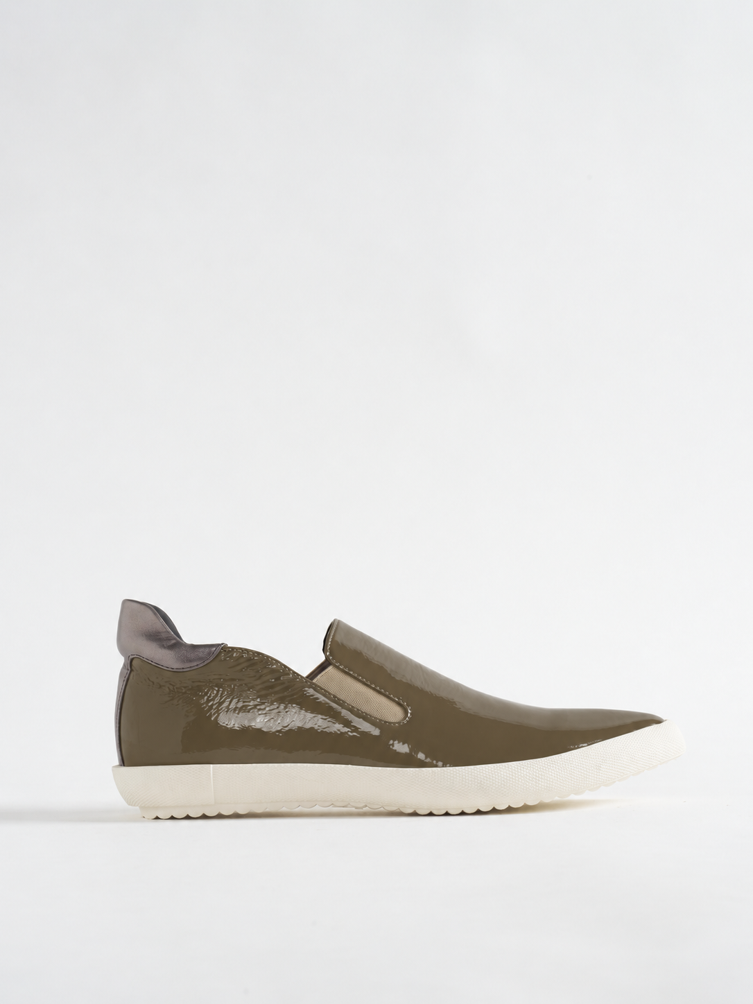 596022 Pointed sneakers