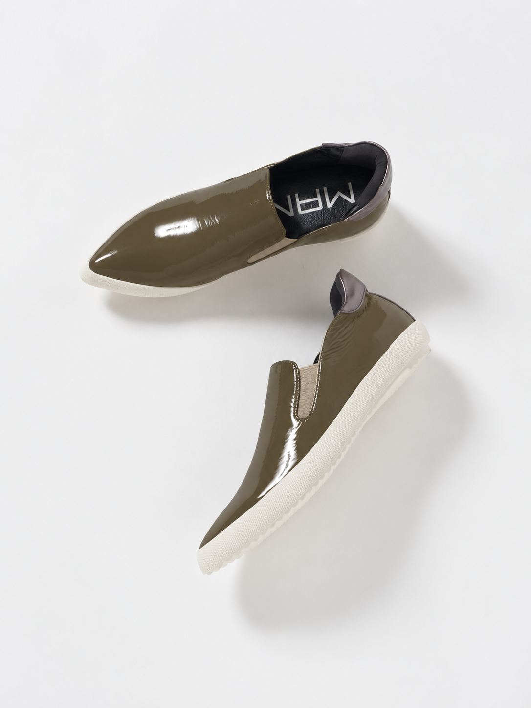 596022 Pointed sneakers