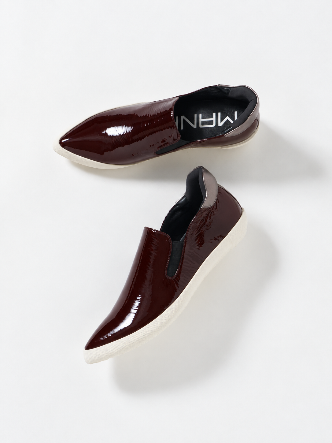 596022 Pointed sneakers