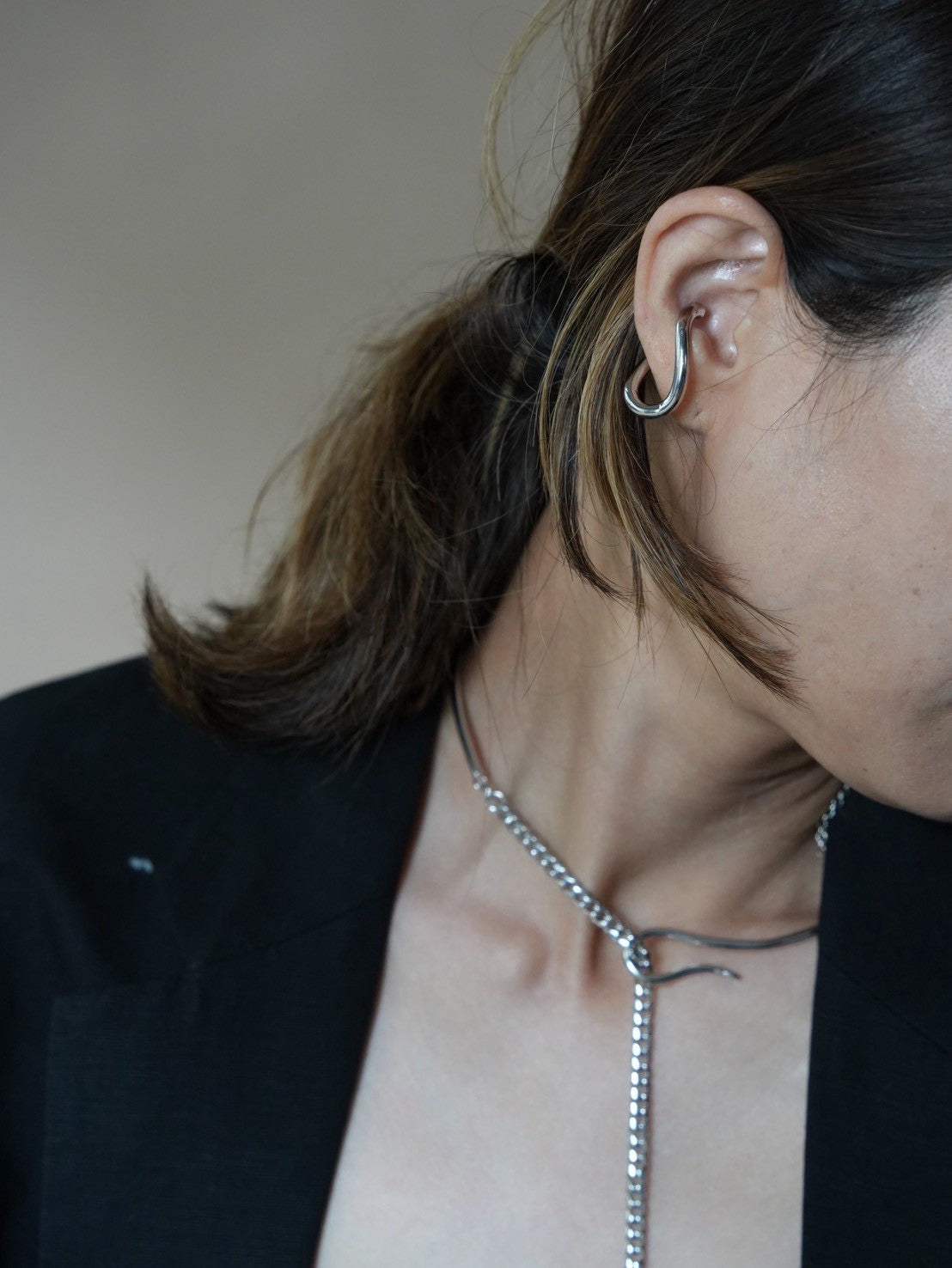 550212 twist ear cuff