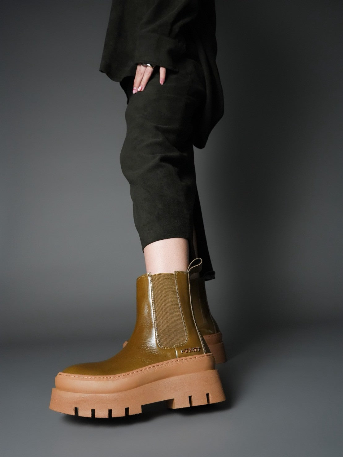 547084 チャンキーソール・サイドゴアブーツ